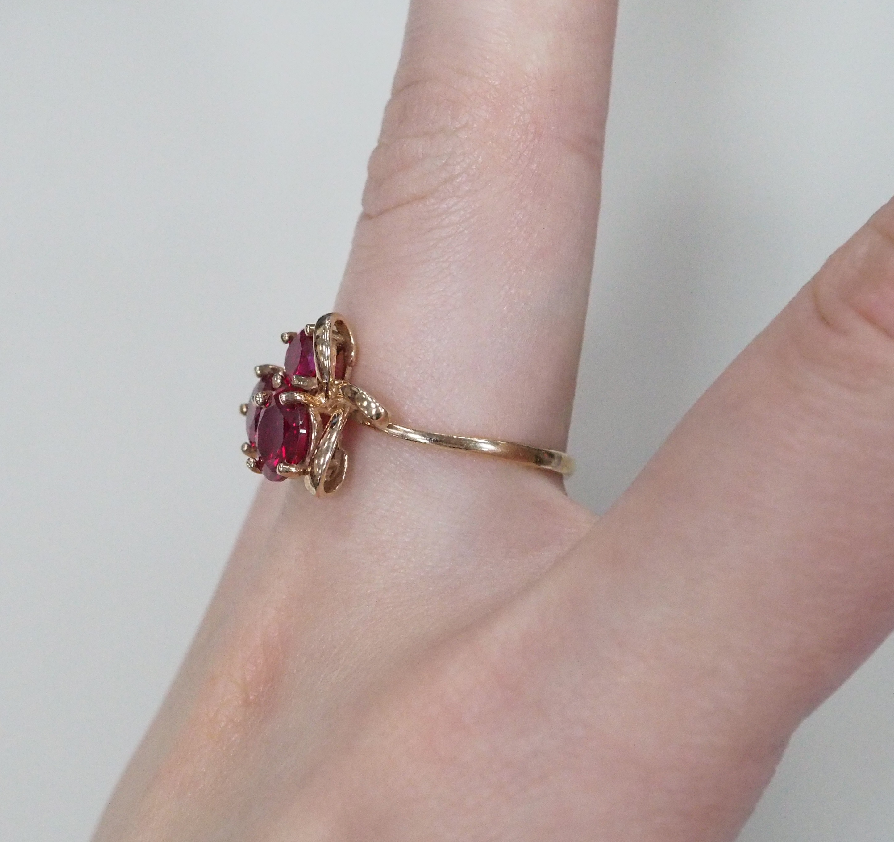 Серебряное кольцо 925 пробы; вставки 3 Корунд рубиновый синт.;